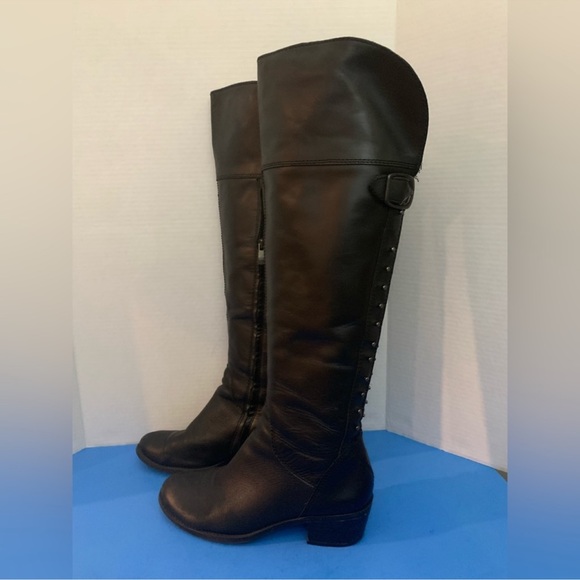 Reposhing Gorgeous USED Vince Camuto Black Boots size 8.5. Too small for me🥹 - Picture 3 of 7